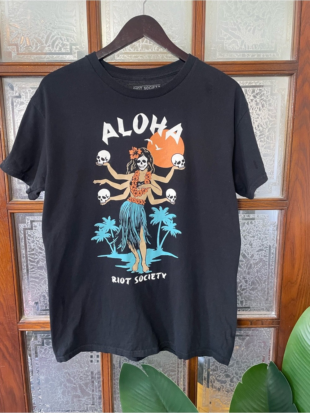 Riot Sociefy Aloha Graphic Tee with Tropical Skull Design - Black